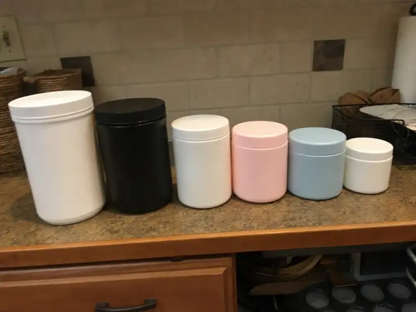 Varios potes de colágeno comparados sobre la mesada